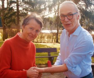 Gabriele Kiesling verwendet Cupping mit BellaBambi an Dr. Robert Schleip