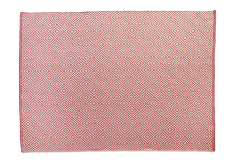 Outdoor Hug Rug in coral pink diamond pattern