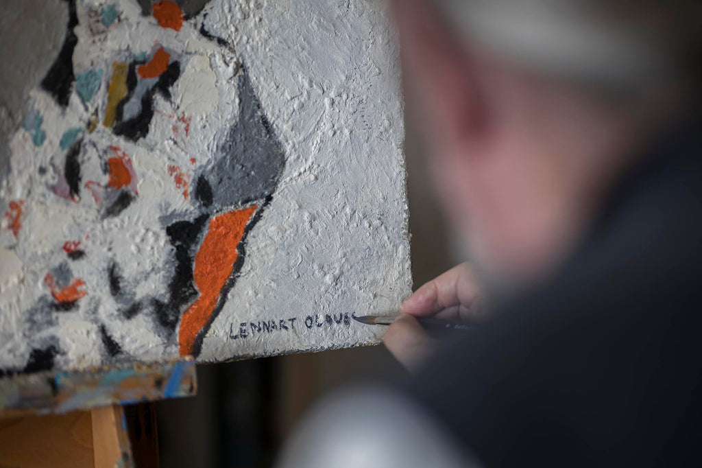 This picture shows artist Lennart Olausson painting in his studio