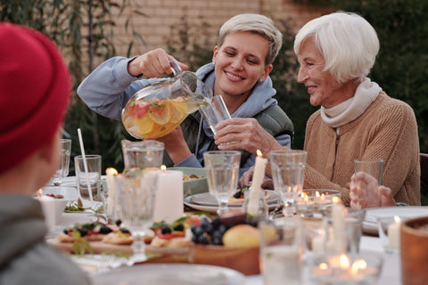 Souper famille avec une nappe de table