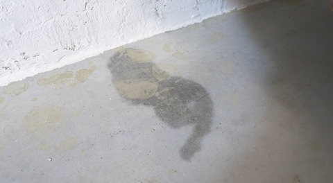Masnoća od ulja na betonskom podu