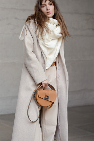 sac demi lune porté avec une tenue hivernale