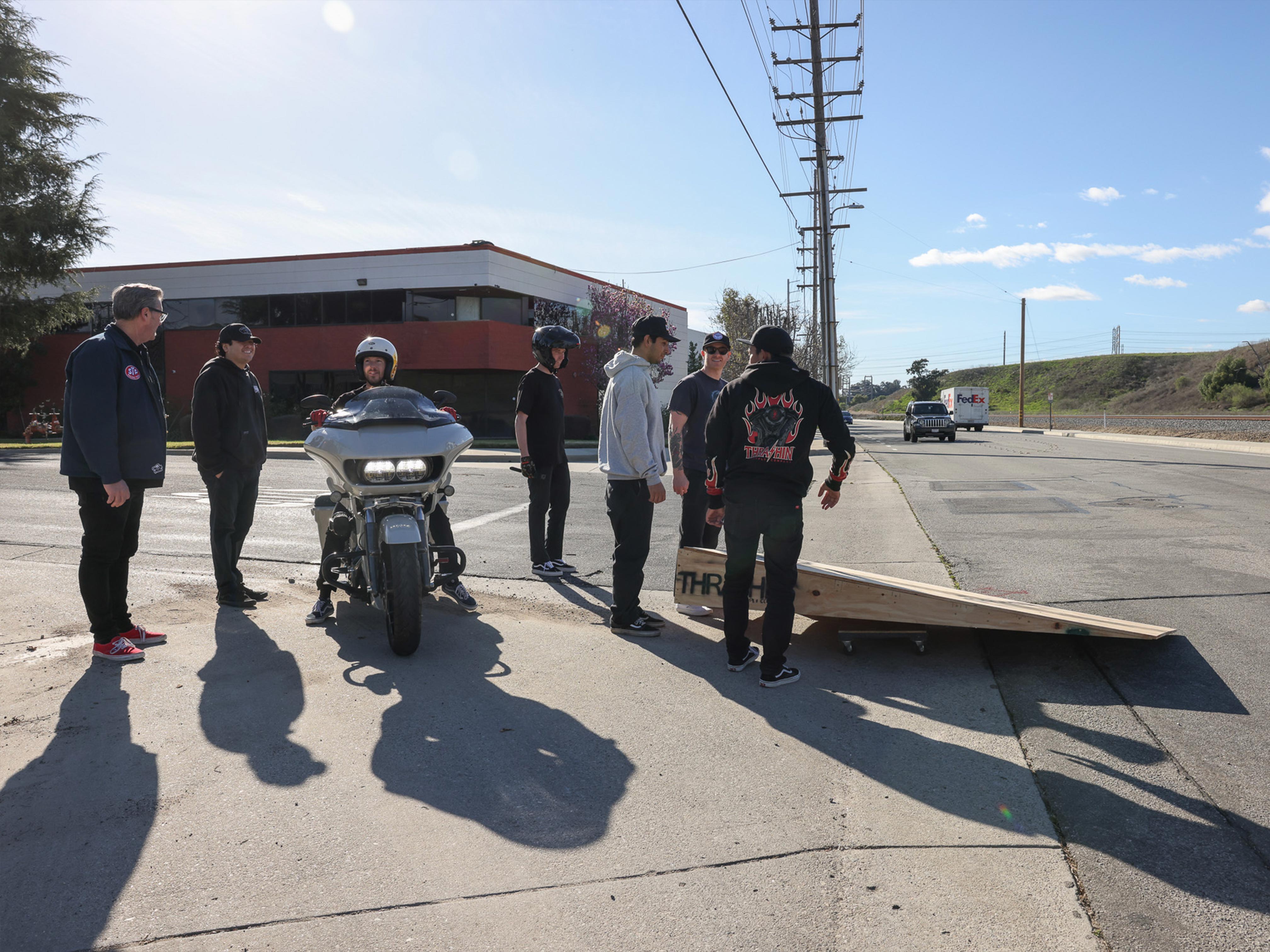 Jumping Harley Davidson Road Glide Baggers!