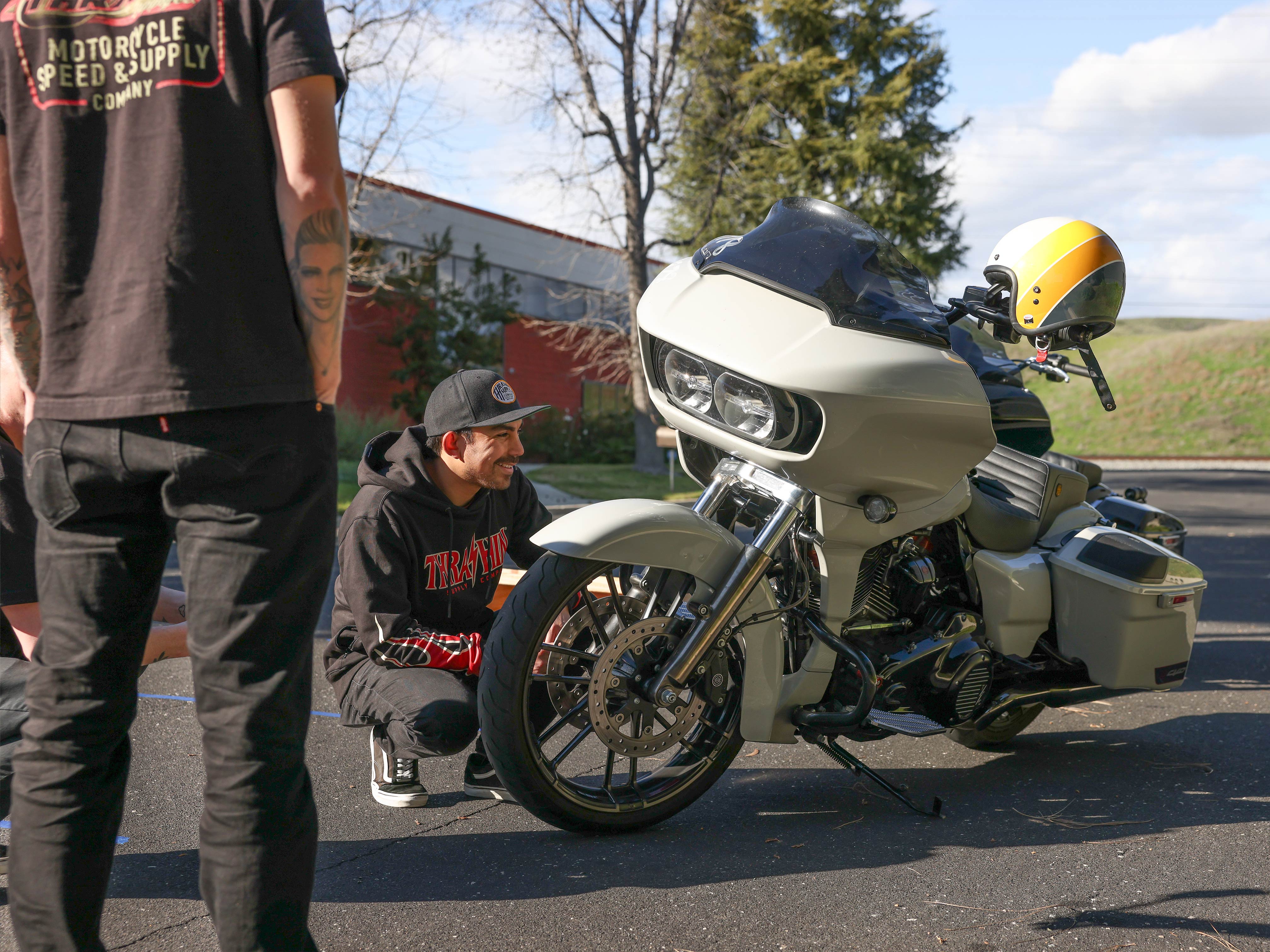 Jumping Harley Davidson Road Glide Baggers!