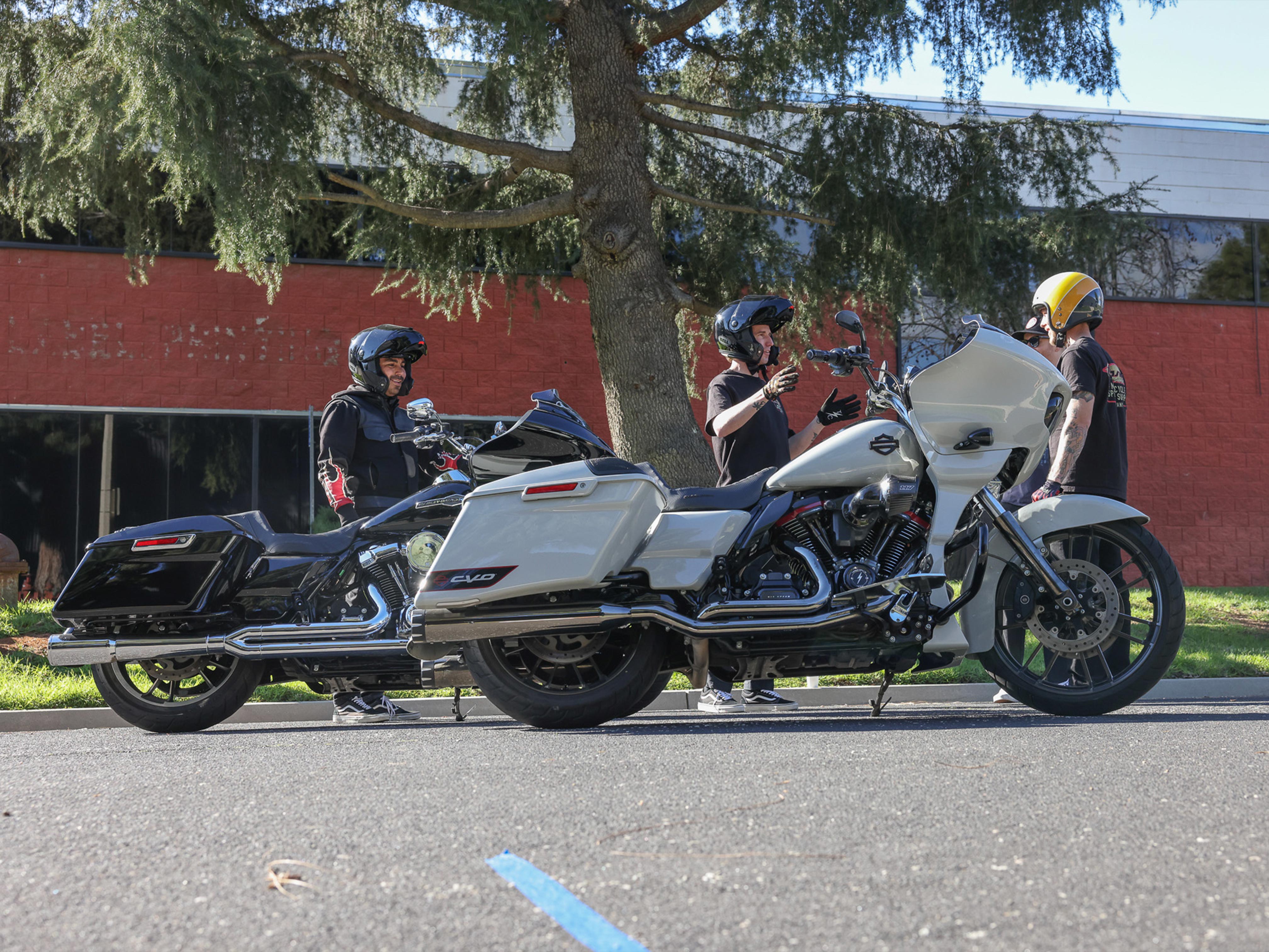 Jumping Harley Davidson Road Glide Baggers!