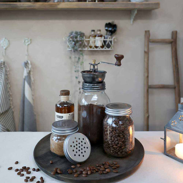 Chic-Antique Kaffe und Kaffemühle auf Tablett
