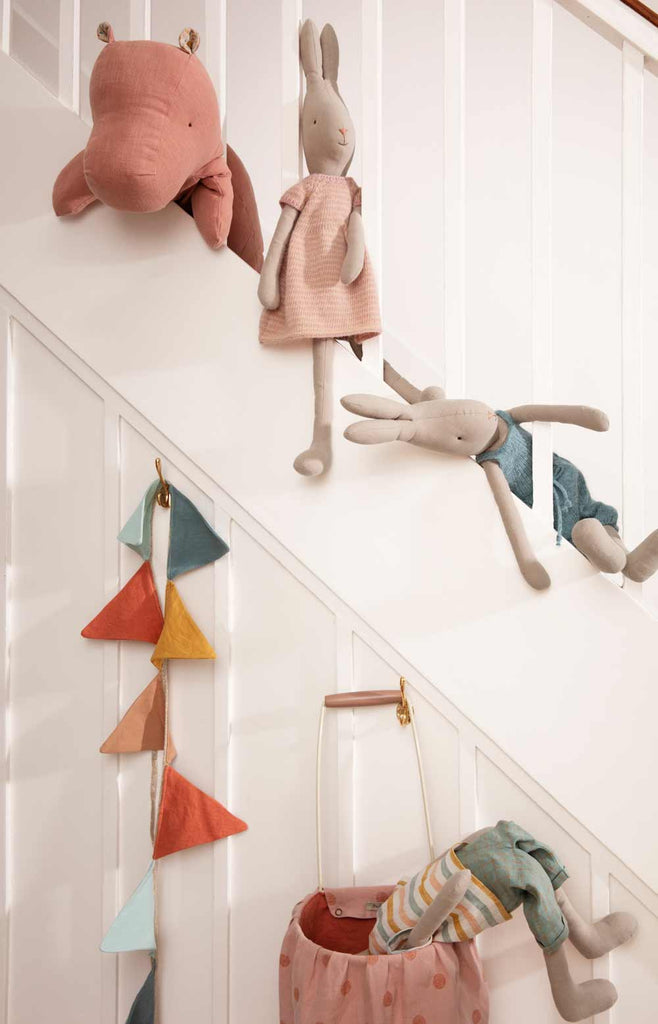 Maileg Hasen auf Treppe