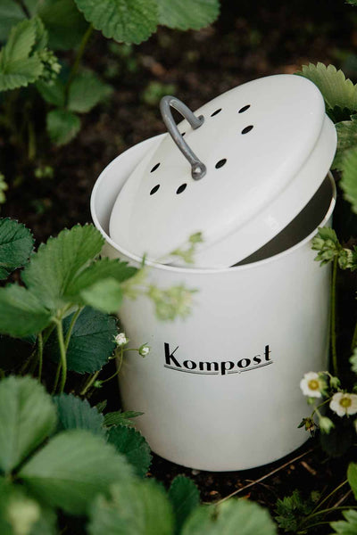 Komposteimer im Garten