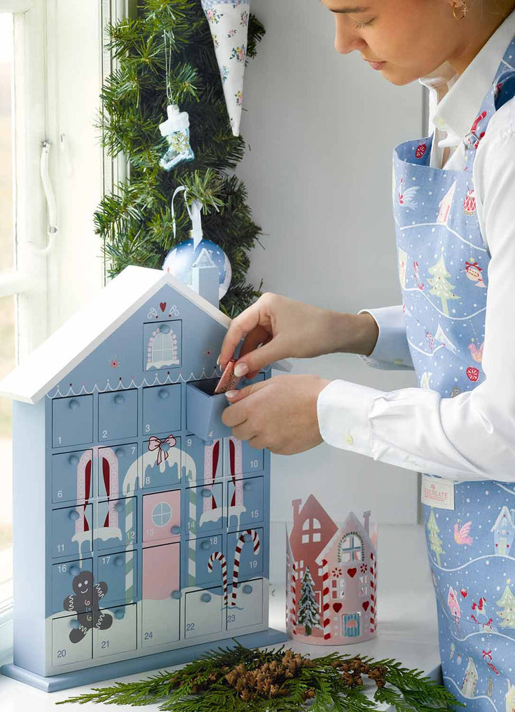 Junge Frau gefüllt Adventskalender von GreenGate