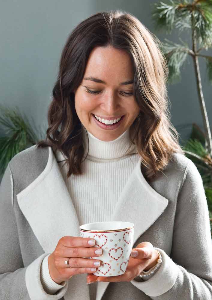 Frau mit Tasse in der Hand