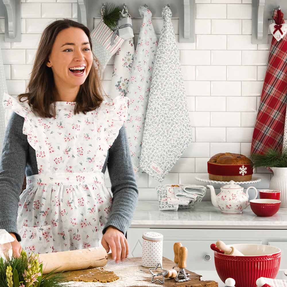 Weihnachtsdeko in der Küche - Frau mit Teigrolle