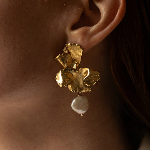 pretty flower earrings in gold metal