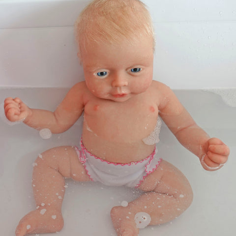 La muñeca Alma bañándose