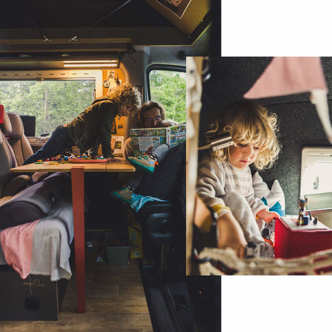 Vivez et travaillez de manière autonome dans un camping-car, un nomade numérique au bureau, à l'énergie solaire efficace