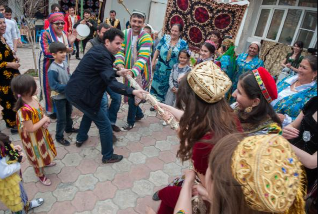 Таджик играет. Национальный праздник Навруз в Таджикистане. Праздник Навруз в Узбекистане. Навруз в Узбекистане и в Таджикистане. Навруз на памире.