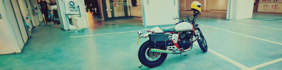 Cafe racer motorcycle with saddlebag