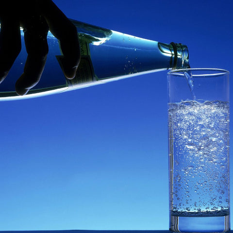botella azul agua solarizada