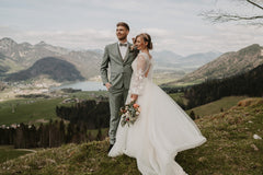 Planung: Julia von @sunshine.weddings.events, Location: Bergrestaurant Zahmer Kaiser @zahmer.kaiser Foto & Video: Alex & Katy von @kaiser_studios, Haare & MakeUp: Natalie von @natalie.junker.mua Blumen: @bluetenzone, SweetTable: Familie Krinner @krinner.genuss, Musik: @smusemusic Papeterie: Anne von @anis_papeterie, Brautmode: @xeni_ja_kufstein, Brautmode: @hausderbrautinhaag Rednerinnen: @gefuehlsbetont_freierednerin @wortcouture.freie.traurede, Schmuck: @gruberschmuck Hochzeitspaar: @tobi_jns_ & @hay.lisi