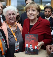 Unsere Autorin HELGA SCHARP überreicht der Kanzlerin ihre Autobiographie. Berlin,  22.10.2014