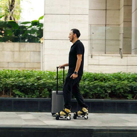 Lugging_suitcases_with_ease_on_the_way_to_the_airport_in_Rollwalk_eRW_3_Electric_roller_skates