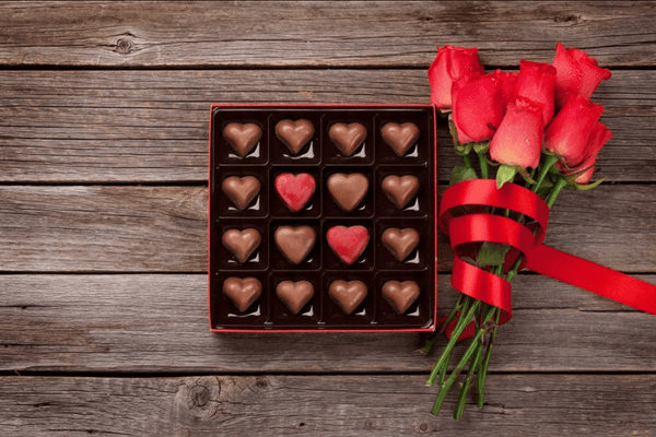 idée cadeau première saint valentin fleurs chocolat