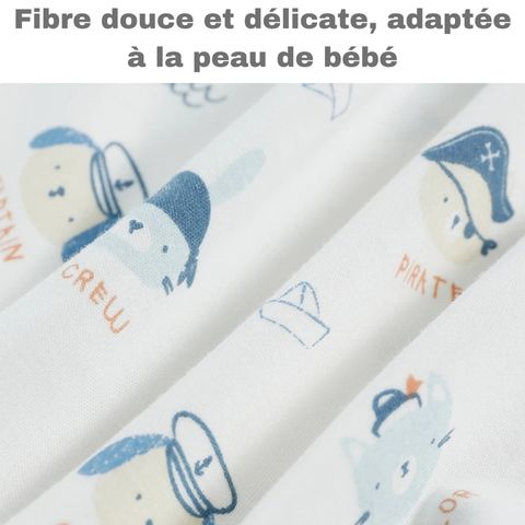 Détails de la couverture d'emmaillotage étoilée pour bébé, montrant la texture et les motifs