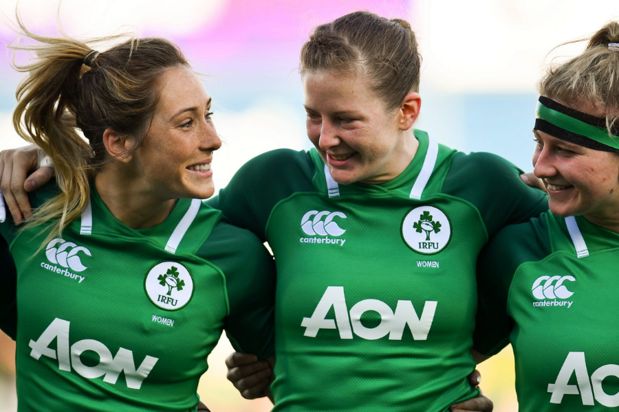 Eimear considère la boîte Irfu Blk