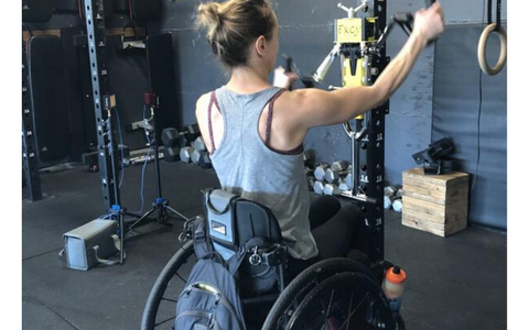 Kørestolsbruger i motionscenter