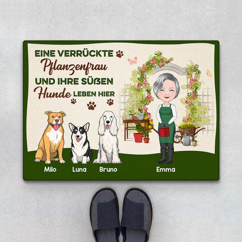 Personalisierte Hier Wohnen Eine Verrückte Pflanzenfrau Und Ihre Liebenswerten Hunde Fußmatte Geschenke für Mama zum 60. Geburtstag[product]