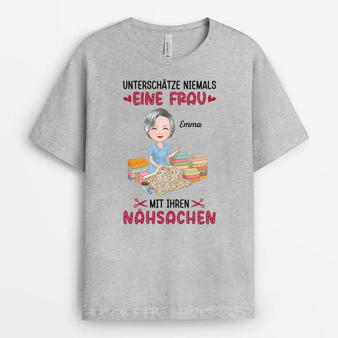 Personalisiertes Unterschätze Niemals Eine Frau Mit Ihren Nähsachen T-shirt Geschenk 50 Geburtstag Mama[product]