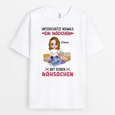 Personalisiertes Unterschätze Niemals Eine Frau Mit Ihren Nähsachen T-Shirt Lustiges Geschenk für Freundin