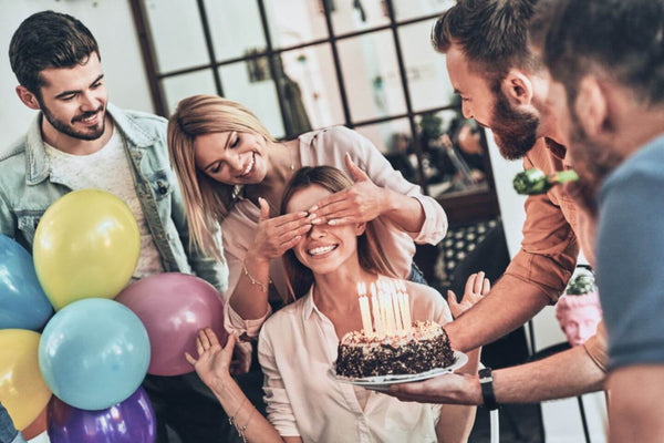 Tipps wie man eine überraschungsparty zum Geburtstag veranstaltet Die Planung einer Überraschungsparty zum Geburtstag erfordert sorgfältige Vorbereitung, um sicherzustellen, dass das Geburtstagskind eine unvergessliche Feier erlebt. Hier sind einige Tipps, wie du eine gelungene Überraschungsparty organisieren kannst. Planung und Vorbereitung Wähle ein geeignetes Datum und eine Uhrzeit und plane frühzeitig, um ausreichend Zeit für die Organisation zu haben. Erstelle eine Gästeliste und sammle die Kontaktdaten der eingeladenen Personen. Stelle sicher, dass der Ort und das Thema zur Persönlichkeit des Geburtstagskindes passen. Einladungen und Geheimhaltung Versende Einladungen diskret, per Post, E-Mail oder in Person, und bitte um Bestätigung der Teilnahme. Verwende Geheimsprache oder Codewörter, um sicherzustellen, dass die Überraschung nicht verraten wird. Bitte die Gäste, rechtzeitig zu erscheinen, um die Überraschung gemeinsam durchführen zu können. Dekoration und Verpflegung Dekoriere den Veranstaltungsort passend zum Geburtstagsthema, mit Ballons, Girlanden und Tischdekorationen. Plane die Verpflegung entsprechend der Gästeanzahl und berücksichtige Vorlieben und Allergien. Stelle sicher, dass es ausreichend Essen und Getränke gibt, um die Gäste zu versorgen. Ablauf und Erinnerungen Erstelle einen genauen Zeitplan für den Ablauf der Party, einschließlich des Zeitpunkts der Überraschung. Organisiere Spiele, Aktivitäten oder Musik, um die Gäste zu unterhalten. Sorge dafür, dass jemand Fotos und Videos während der Party macht, um Erinnerungen festzuhalten. Durch sorgfältige Planung und Beachtung dieser Tipps kannst du sicherstellen, dass die Überraschungsparty ein großer Erfolg wird und dem Geburtstagskind ein Lächeln ins Gesicht zaubert.