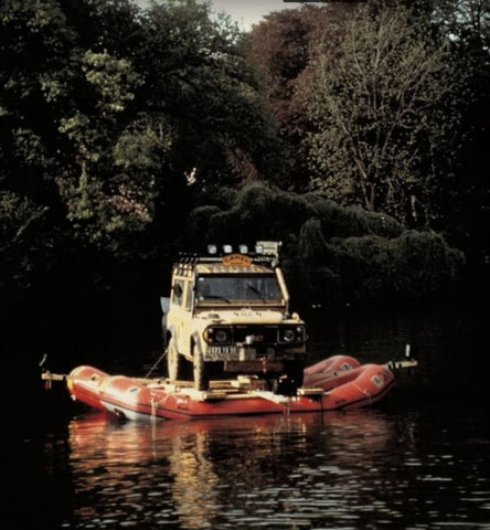 Zodiac Boot von Marina Wassersport trägt einen Jeep