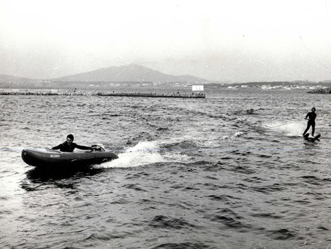 Bombard Schlauchboot beim Wasserskifahren