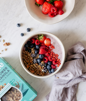 Açai-Schale mit roten Beeren und granola