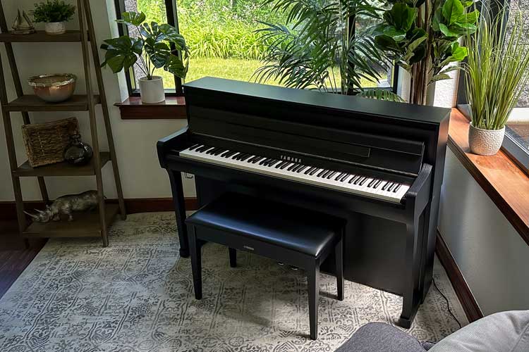 Right angled view of Yamaha Clavinova CLP-885 - Matte Black in a living room setting