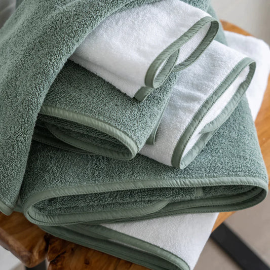 https://cdn.shopify.com/s/files/1/0729/4484/5108/products/HOTELTOWELS_Bath_Towels-94_1296x_444eae96-3b69-49ce-b3ea-e5f0c132825b.webp?v=1677187286&width=533