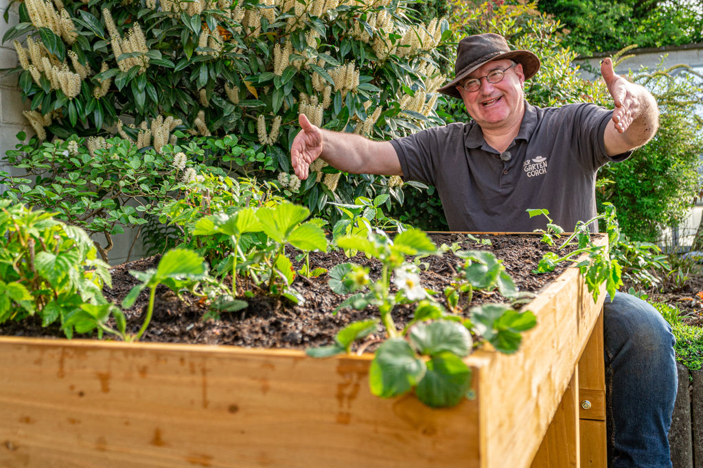 Der Gartencoach präsentiert sein mit Gemüse bepflanztes Hochbeet