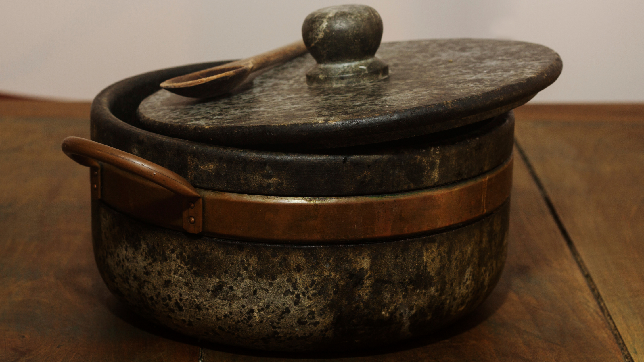 Soapstone cooking pot.png