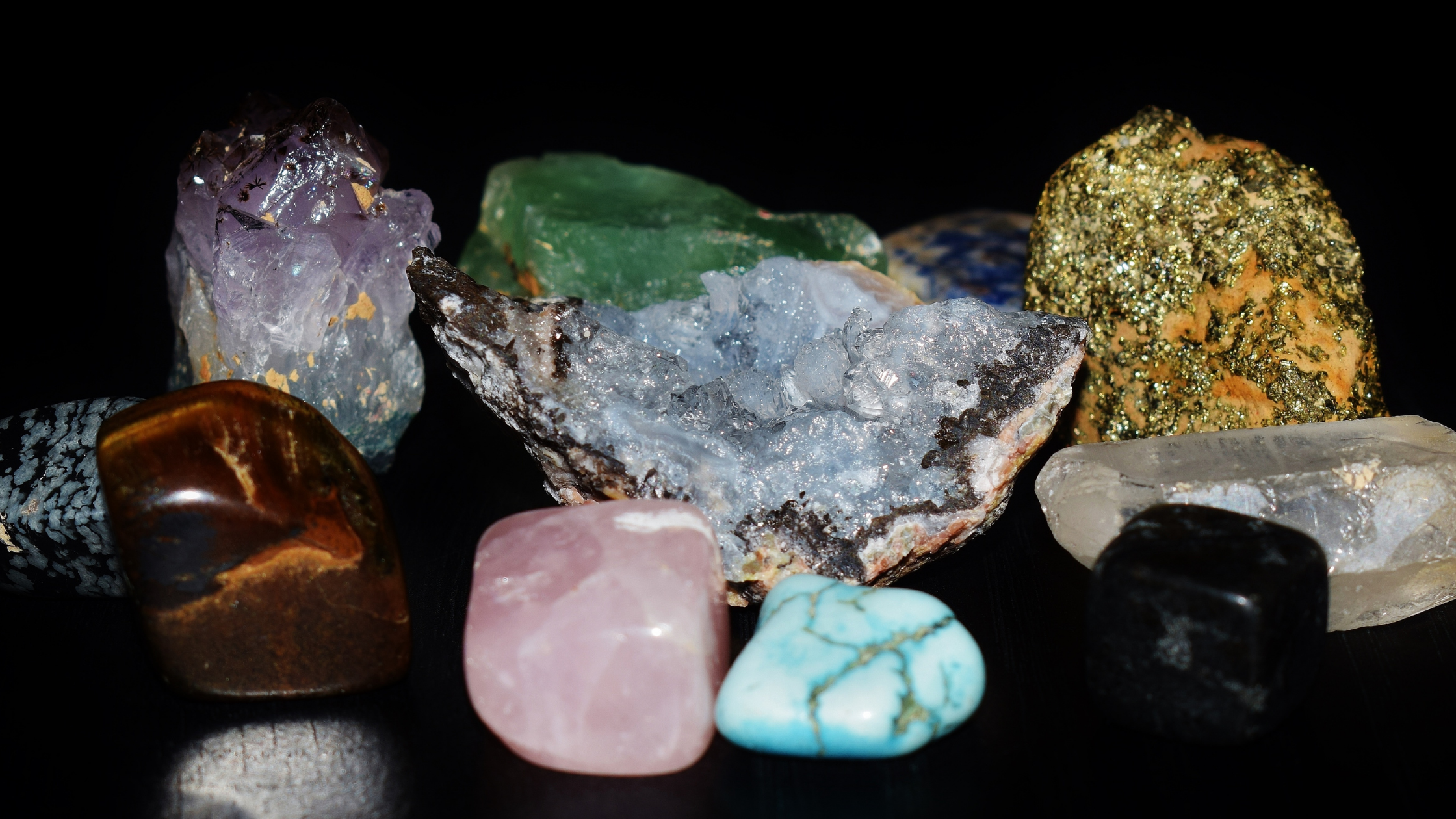 How are gemstones classified