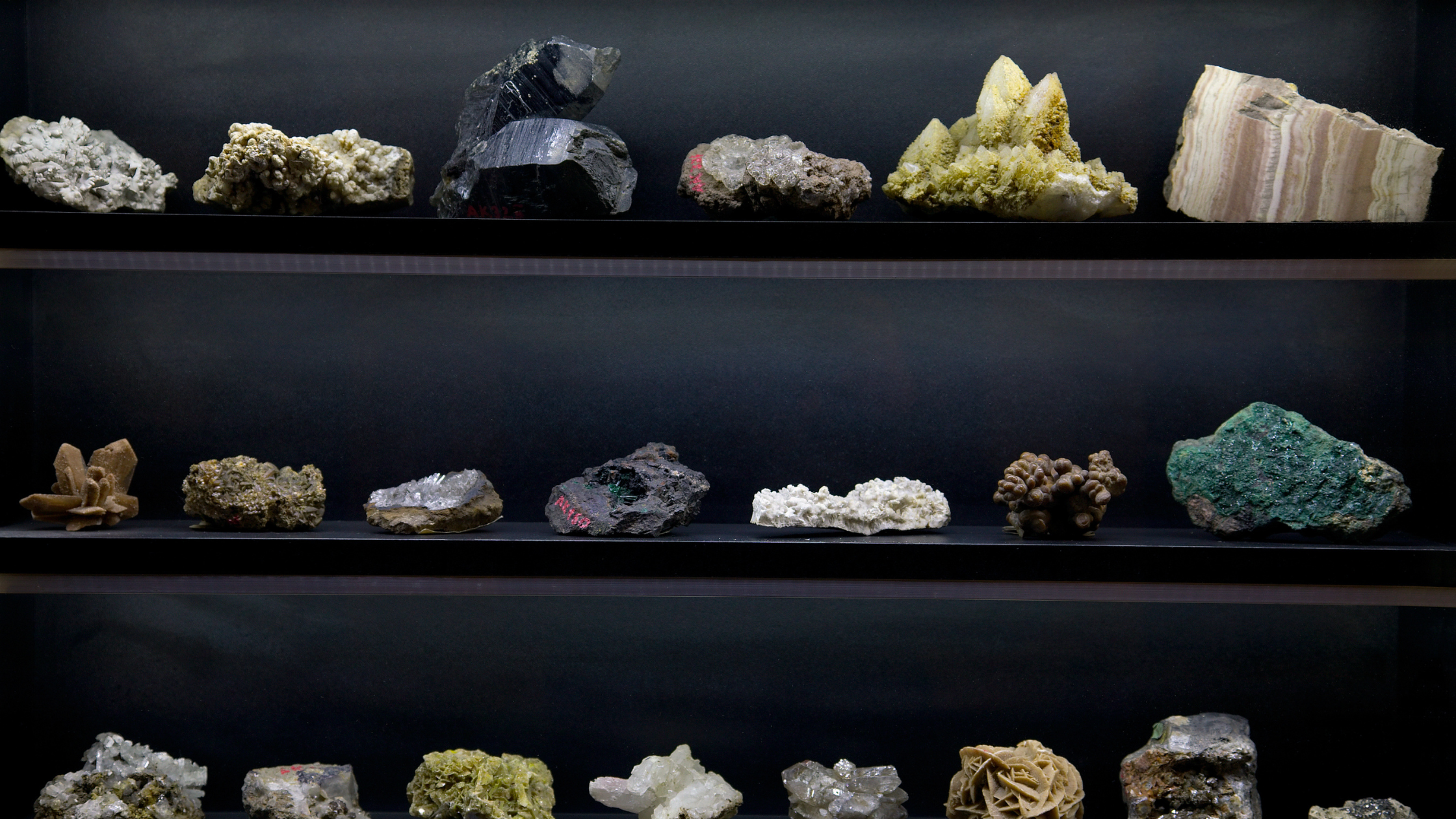 How to handle and display minerals and fossils gems.png