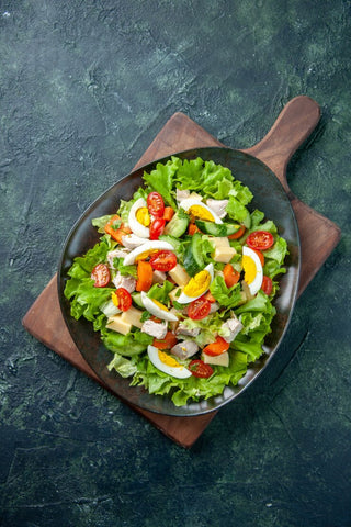 une salade sur une planche, aliments coupe-faim