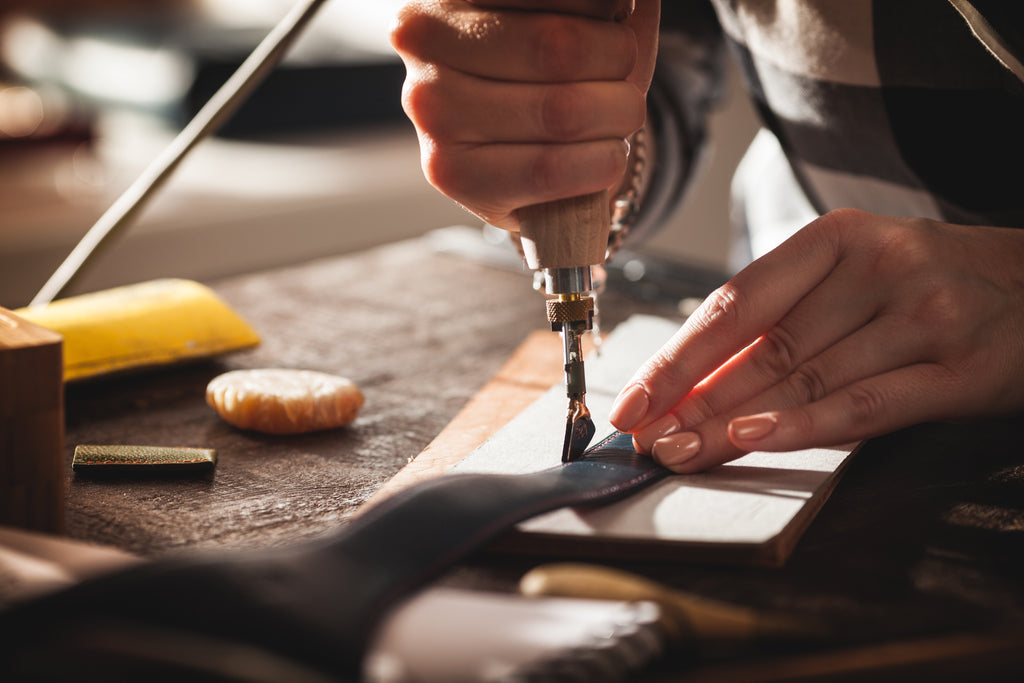 travail artisanal sac en cuir 