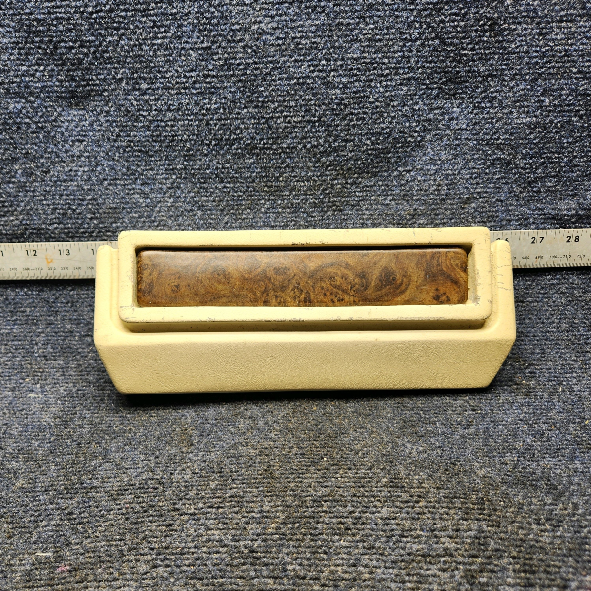 96-534133-1 | Beechcraft F33A | PASSENGER ARMREST MIDDLE LH