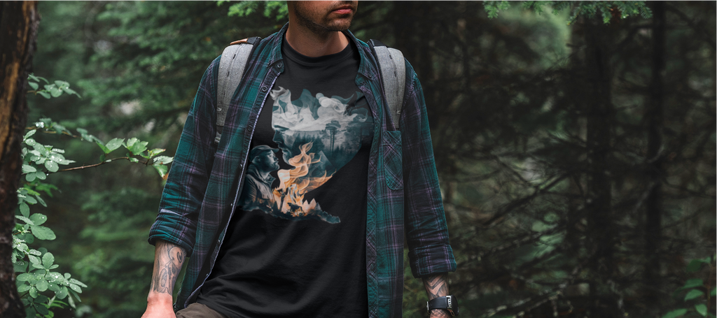 Ein Mann im Wald der ein Wildspark Reflection Shirt im Double Exposure Stil trägt