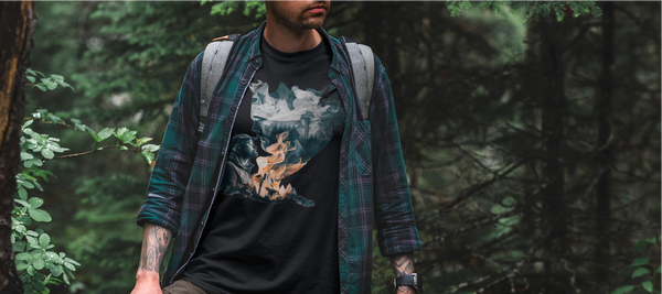 Ein Bild, das eine Person in Wildspark-Outdoor-Bekleidung zeigt, die auf einem Waldweg spazieren geht, um die Bedeutung der richtigen Bekleidung für Outdoor-Aktivitäten zu verdeutlichen.