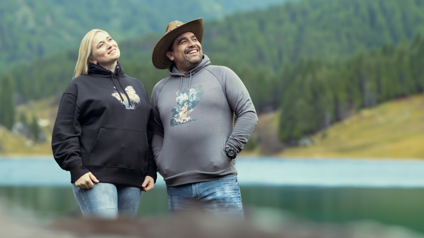 Maja und Hawk in der Natur an einem See. Beide tragen einen nachhaltigen Organic Hoodie von Wildspark.