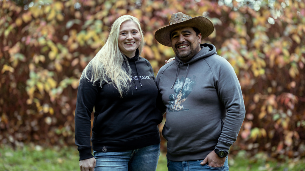 Hawk Blackburn und Maja Weigt, die Brand Ambassador von Wildspark in der Natur. Sie Tragen nachhaltige Organic Hoodies von Wildspark.