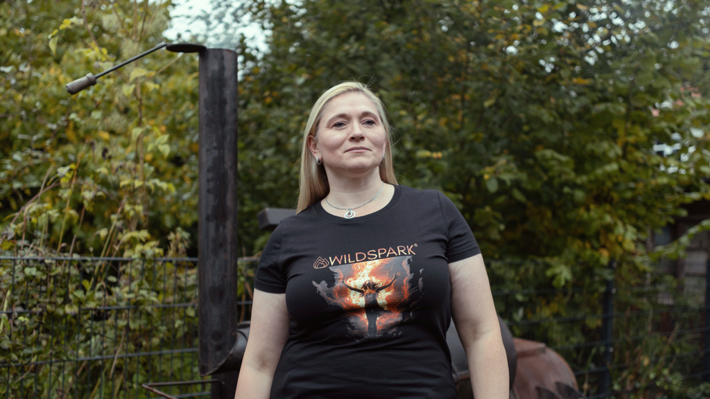 Brand Ambassador Maja Weigt in ihrem Wildspark Signature Shirt vor einem Smoker