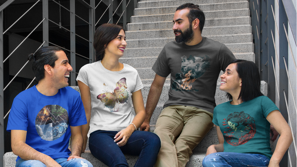 Ein Bild, das eine Gruppe von Freunden in Wildspark-Kleidung zeigt, die in einer belebten Straße auf einer Treppe sitzen. Es strahlt Lebendigkeit und urbanen Stil aus.